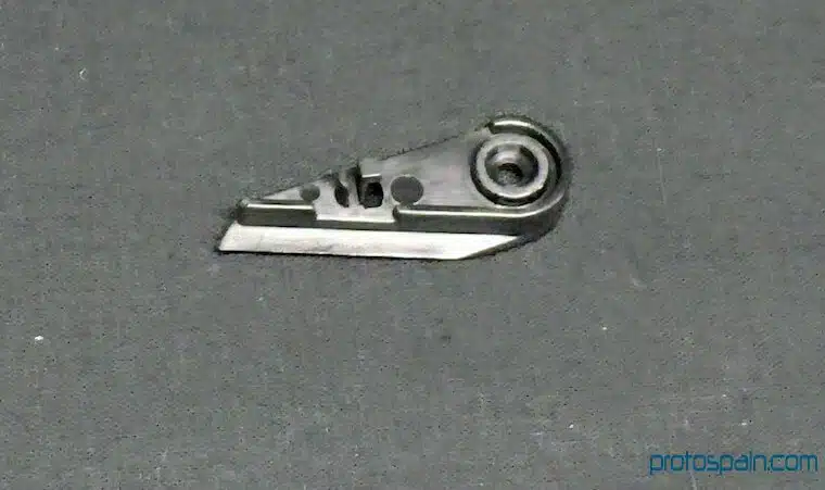 molde-prototipado-automocion-pa66+30gf-pieza-reposabrazos-1 a metal piece of tool