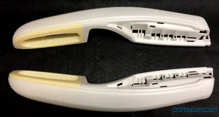 molde-serie–automocion-abs-ic2-2-apoyabrazos-caja-1 a pair of white plastic handles
