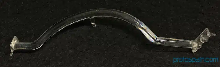 molde-serie–automocion-pc-guia-de-luz-1-1 a clear curved object on a black surface