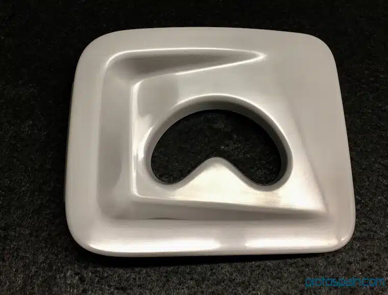 molde-serie–automocion-pc+abs-guarnecido-salida-de-cinturones-1 a white square object with a hole
